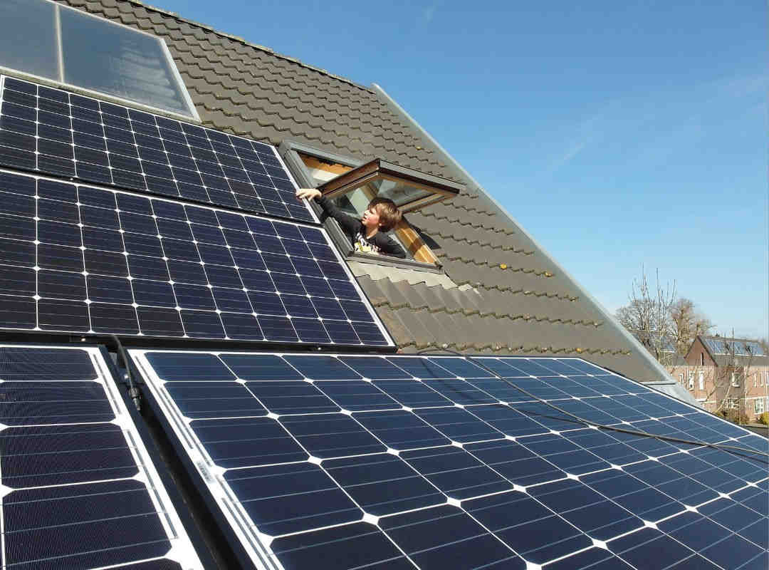 How much does it cost to install solar panels labor?