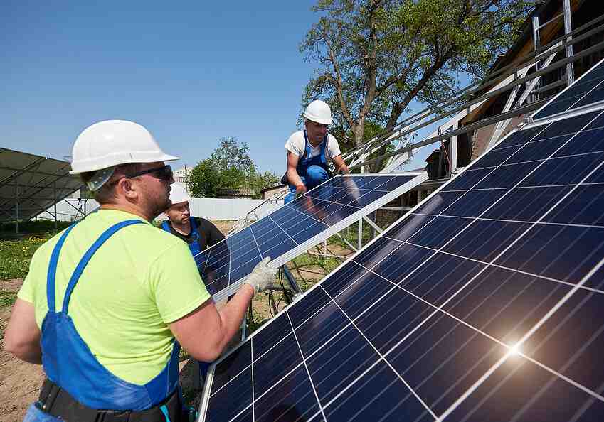 How much does a solar installer make a year?