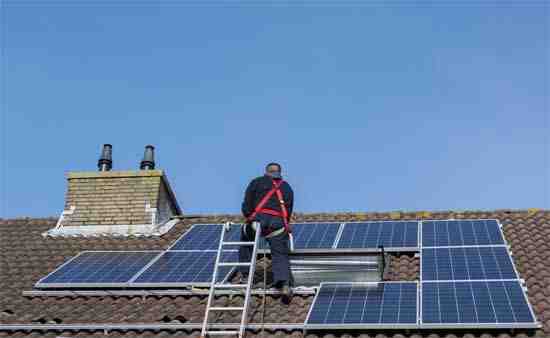 Who is qualified to install solar panels?